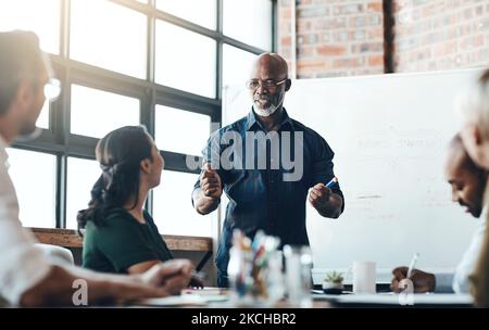 HES le type de leader qui fait les choses. Un homme d'affaires qui donne une présentation à ses collègues dans une salle de réunion. Banque D'Images