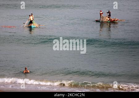 Les pêcheurs palestiniens tirent sur leur filet près de la plage de la ville de Gaza, sur 18 juillet 2021. (Photo de Majdi Fathi/NurPhoto) Banque D'Images