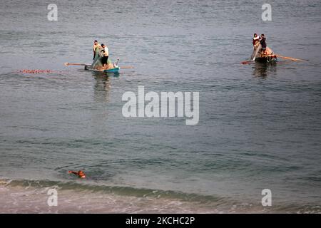 Les pêcheurs palestiniens tirent sur leur filet près de la plage de la ville de Gaza, sur 18 juillet 2021. (Photo de Majdi Fathi/NurPhoto) Banque D'Images