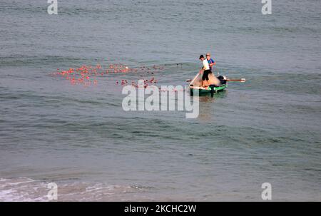 Les pêcheurs palestiniens tirent sur leur filet près de la plage de la ville de Gaza, sur 18 juillet 2021. (Photo de Majdi Fathi/NurPhoto) Banque D'Images