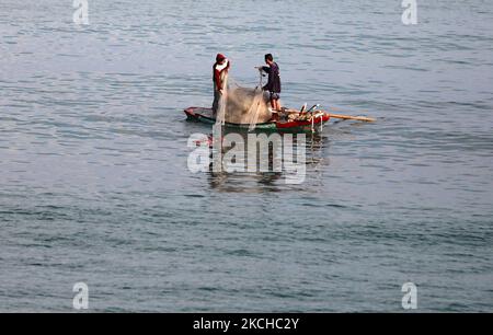 Les pêcheurs palestiniens tirent sur leur filet près de la plage de la ville de Gaza, sur 18 juillet 2021. (Photo de Majdi Fathi/NurPhoto) Banque D'Images