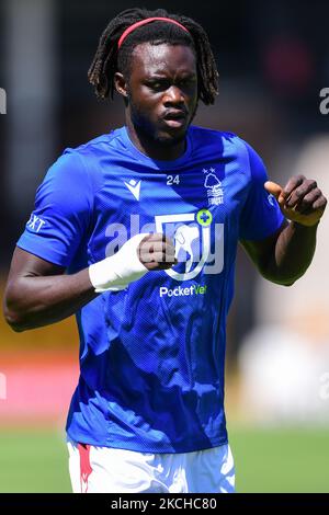 Baba Fernandes, de la forêt de Nottingham, se réchauffe avant le début du match d'avant-saison entre Port Vale et la forêt de Nottingham au parc Vale, à Burslem, le samedi 17th juillet 2021. (Photo de Jon Hobley/MI News/NurPhoto) Banque D'Images