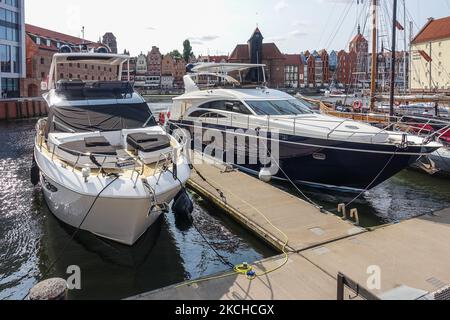 Des bateaux à moteur et des yachts de luxe amarrés dans le port de plaisance de Gdansk sont vus à Gdansk, en Pologne, le 18 juillet 2021 (photo de Michal Fludra/NurPhoto) Banque D'Images