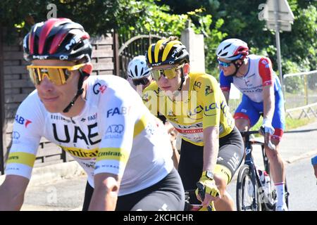 L'équipe des Émirats Arabes Unis, Tadej Pogacar de Slovénie, portant le maillot jaune du leader pendant la 21th et la dernière étape de l'édition 108th de la course cycliste Tour de France 2021 sur 18 juillet 2021, à Sèvres, en France. (Photo de Daniel Pier/NurPhoto) Banque D'Images