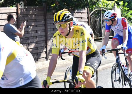 L'équipe des Émirats Arabes Unis, Tadej Pogacar de Slovénie, portant le maillot jaune du leader pendant la 21th et la dernière étape de l'édition 108th de la course cycliste Tour de France 2021 sur 18 juillet 2021, à Sèvres, en France. (Photo de Daniel Pier/NurPhoto) Banque D'Images