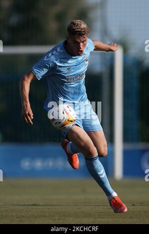 Viktor Gyokeres de Coventry City court avec le ballon pendant le match amical d'avant-saison entre Sevilla CF et Coventry City à la Pinatar Arena sur 17 juillet 2021 à Murcie, Espagne. (Photo de Jose Breton/Pics action/NurPhoto) Banque D'Images