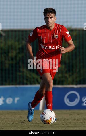 Juanmi de Séville en action pendant le match amical d'avant-saison entre Sevilla CF et Coventry ville à l'aréna de Pinatar sur 17 juillet 2021 à Murcie, Espagne. (Photo de Jose Breton/Pics action/NurPhoto) Banque D'Images