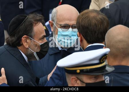 Le Président français Emmanuel Macron rencontre le Conseil représentatif des institutions juives françaises (CRIF) Francis Kalifat (C) et le Président de la Consistoire centrale Israélite de France Joel Mergui (L) à la fin du défilé militaire de juillet 14 sur l'avenue des champs-Elysées à Paris sur 14 juillet 2021 (photo de Daniel Pier/Nurseys photo) Banque D'Images