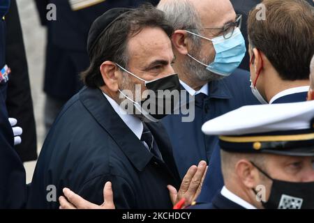 Le Président français Emmanuel Macron rencontre le Conseil représentatif des institutions juives françaises (CRIF) Francis Kalifat (C) et le Président de la Consistoire centrale Israélite de France Joel Mergui (L) à la fin du défilé militaire de juillet 14 sur l'avenue des champs-Elysées à Paris sur 14 juillet 2021 (photo de Daniel Pier/Nurseys photo) Banque D'Images