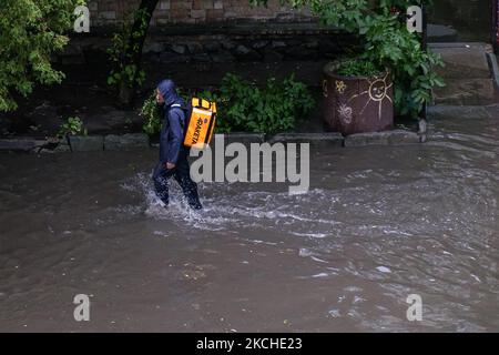 Messagerie alimentaire dans une rue inondée lors d'une grosse descente à Kiev, Ukraine. 19 juillet 2021 (photo de Maxym Marusenko/NurPhoto) Banque D'Images