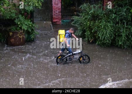 Messagerie alimentaire dans une rue inondée lors d'une grosse descente à Kiev, Ukraine. 19 juillet 2021 (photo de Maxym Marusenko/NurPhoto) Banque D'Images