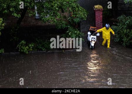 Messagerie alimentaire dans une rue inondée lors d'une grosse descente à Kiev, Ukraine. 19 juillet 2021 (photo de Maxym Marusenko/NurPhoto) Banque D'Images