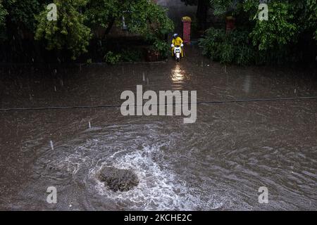 Messagerie alimentaire dans une rue inondée lors d'une grosse descente à Kiev, Ukraine. 19 juillet 2021 (photo de Maxym Marusenko/NurPhoto) Banque D'Images