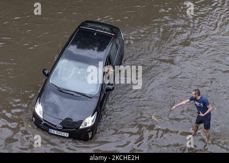 La voiture qui se trouve dans une rue inondée lors d'une grosse descente à Kiev, en Ukraine. 19 juillet 2021 (photo de Maxym Marusenko/NurPhoto) Banque D'Images