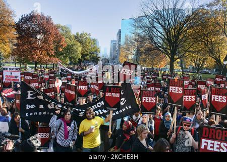 Des milliers d'étudiants des universités protestent lors de la Journée nationale d'action étudiante pour protester contre les frais de scolarité élevés à Toronto, Ontario, Canada, on 05 novembre 2008. Le prix de l'éducation universitaire en Ontario est le plus élevé au Canada et les étudiants finissent par amasser d'énormes montants de dette pour un degré qui, dans de nombreux cas, ne les aide pas à obtenir un emploi dans la carrière dans laquelle ils ont étudié. (Photo de Creative Touch Imaging Ltd./NurPhoto) Banque D'Images