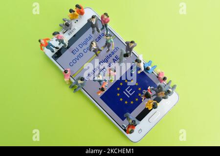 Petites figurines de personnes vues près du certificat COVID numérique de l'UE affiché sur le téléphone mobile. Lundi, 19 juillet 2021, à Bayeux, Calvados, Normandie, France. (Photo par Artur Widak/NurPhoto) Banque D'Images