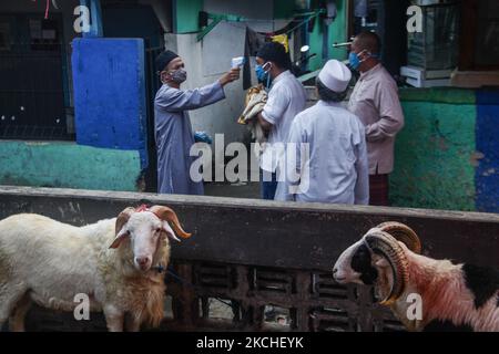 les musulmans indonésiens portant un masque de protection vérifient la température corporelle lorsqu'ils assistent à la prière d'Eid Al Adha lors des restrictions d'urgence de la COVID-19 le 20 juillet 2021 à Bandung, Indonésie. (Photo par Algi Febri Sugita/NurPhoto) Banque D'Images