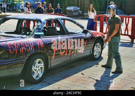 Des jeunes ont frappé une voiture lors d'une campagne de sensibilisation à la pauvreté à Toronto, Ontario, Canada, on 24 septembre 2008. (Photo de Creative Touch Imaging Ltd./NurPhoto) Banque D'Images