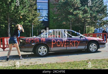 Des jeunes ont frappé une voiture lors d'une campagne de sensibilisation à la pauvreté à Toronto, Ontario, Canada, on 24 septembre 2008. (Photo de Creative Touch Imaging Ltd./NurPhoto) Banque D'Images