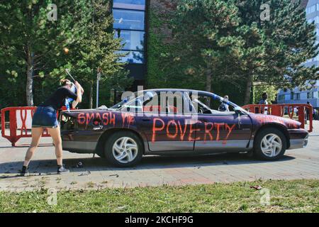 Des jeunes ont frappé une voiture lors d'une campagne de sensibilisation à la pauvreté à Toronto, Ontario, Canada, on 24 septembre 2008. (Photo de Creative Touch Imaging Ltd./NurPhoto) Banque D'Images