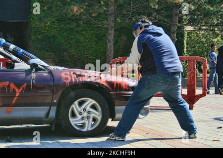 Des jeunes ont frappé une voiture lors d'une campagne de sensibilisation à la pauvreté à Toronto, Ontario, Canada, on 24 septembre 2008. (Photo de Creative Touch Imaging Ltd./NurPhoto) Banque D'Images