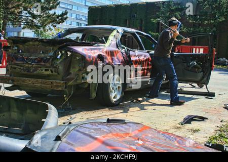 Des jeunes ont frappé une voiture lors d'une campagne de sensibilisation à la pauvreté à Toronto, Ontario, Canada, on 24 septembre 2008. (Photo de Creative Touch Imaging Ltd./NurPhoto) Banque D'Images