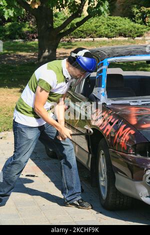 Des jeunes ont frappé une voiture lors d'une campagne de sensibilisation à la pauvreté à Toronto, Ontario, Canada, on 24 septembre 2008. (Photo de Creative Touch Imaging Ltd./NurPhoto) Banque D'Images