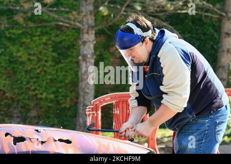 Des jeunes ont frappé une voiture lors d'une campagne de sensibilisation à la pauvreté à Toronto, Ontario, Canada, on 24 septembre 2008. (Photo de Creative Touch Imaging Ltd./NurPhoto) Banque D'Images