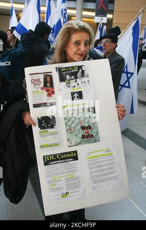 Une femme membre de la Ligue juive de défense détient un panneau montrant de la propagande antisémite tandis que la Ligue juive de défense et les rabbins locaux tiennent une manifestation de protestation contre des étudiants palestiniens qui font la promotion de la semaine israélienne de l'apartheid dans une université canadienne à Toronto, Ontario, Canada, on 04 mars 2009. (Photo de Creative Touch Imaging Ltd./NurPhoto) Banque D'Images