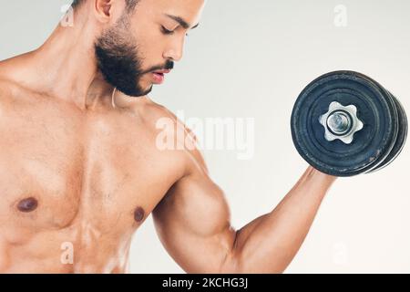 Bodybuilder, fort et homme avec haltère en studio faisant le levage de poids, l'exercice et l'entraînement. Fitness, entraînement et homme pour le levage de motivation de gym Banque D'Images