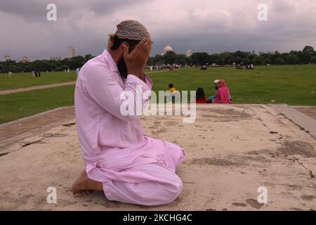 Les dévotés offrent des prières pendant le festival Eid al-Adha, sur le terrain de la brigade de Calcutta, à 21 juillet 2021. (Photo de Debajyoti Chakraborty/NurPhoto) Banque D'Images