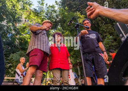 Nicoletta Dosio, symbole du mouvement NOTAV, parle sur la Piazza Alimonda. Vingt ans après le G8 et la répression brutale du mouvement anti-mondialisation, les gens se sont rassemblés à Piazza Alimada, à Turin, en Italie, sur 20 juillet 2021, Où Carlo Giuliani a été tué, dans une manifestation du pacifique. Cela fait partie des initiatives et des événements du vingtième anniversaire du G8 Gênes qui s'est tenu en juillet 2001, lorsque le mouvement anti-mondialisation a été violemment réprimé par la police et le jeune militant, Carlo Giuliani, a été tué. (Photo de Mauro Ujetto/NurPhoto) Banque D'Images