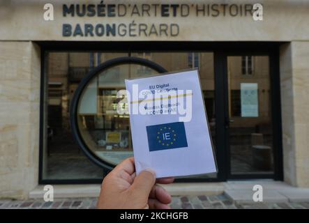 Certificat numérique eu COVID (vesion irlandaise) exposé devant l'entrée du musée d'Art et d'Histoire Baron Gerard à Bayeux. Mercredi, 21 juillet 2021, à Bayeux, Calvados, Normandie, France. (Photo par Artur Widak/NurPhoto) Banque D'Images