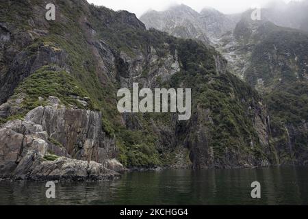 Vue générale du détroit de Milford dans le sud-ouest du parc national Fiordland, Nouvelle-Zélande sur 22 juillet 2021. Milford Sound est un site classé au patrimoine mondial de l'UNESCO dans l'île du Sud en Nouvelle-Zélande. (Photo de Sanka Vidanagama/NurPhoto) Banque D'Images