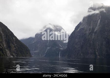 Vue générale du détroit de Milford dans le sud-ouest du parc national Fiordland, Nouvelle-Zélande sur 22 juillet 2021. Milford Sound est un site classé au patrimoine mondial de l'UNESCO dans l'île du Sud en Nouvelle-Zélande. (Photo de Sanka Vidanagama/NurPhoto) Banque D'Images