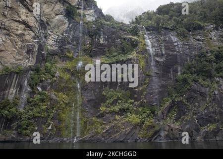 Vue générale du détroit de Milford dans le sud-ouest du parc national Fiordland, Nouvelle-Zélande sur 22 juillet 2021. Milford Sound est un site classé au patrimoine mondial de l'UNESCO dans l'île du Sud en Nouvelle-Zélande. (Photo de Sanka Vidanagama/NurPhoto) Banque D'Images