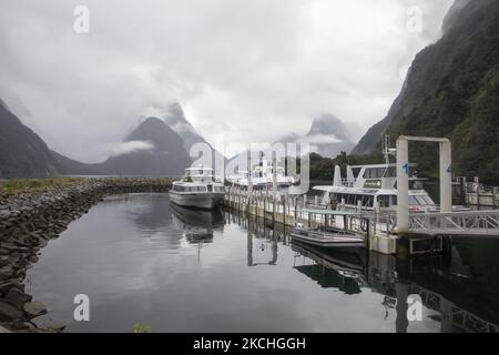 Des bateaux de croisière et des bateaux accoguent au port de Milford Sound, au sud-ouest du parc national Fiordland, en Nouvelle-Zélande, sur 22 juillet 2021. Milford Sound est un site classé au patrimoine mondial de l'UNESCO dans l'île du Sud en Nouvelle-Zélande. (Photo de Sanka Vidanagama/NurPhoto) Banque D'Images