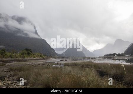 Vue générale du détroit de Milford dans le sud-ouest du parc national Fiordland, Nouvelle-Zélande sur 22 juillet 2021. Milford Sound est un site classé au patrimoine mondial de l'UNESCO dans l'île du Sud en Nouvelle-Zélande. (Photo de Sanka Vidanagama/NurPhoto) Banque D'Images