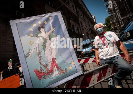 Manifestation nationale organisée par les travailleurs de Whirlpool à 22 juillet 2021 à Rome, Italie, devant le Ministère du développement économique, pour protester contre la fermeture de l'usine de Whirlpool à Naples et le licenciement de travailleurs. (Photo par Andrea Ronchini/NurPhoto) Banque D'Images