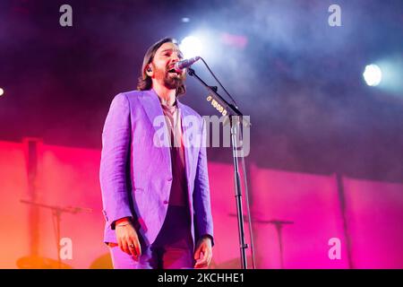 Colapesce Dimartino se présente en direct pour le domaine Sforzesca au Castello Sforzesco sur 21 juillet 2021 à Milan, en Italie. (Photo par Alessandro Bremec/NurPhoto) Banque D'Images