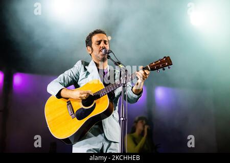 Colapesce Dimartino se présente en direct pour le domaine Sforzesca au Castello Sforzesco sur 21 juillet 2021 à Milan, en Italie. (Photo par Alessandro Bremec/NurPhoto) Banque D'Images