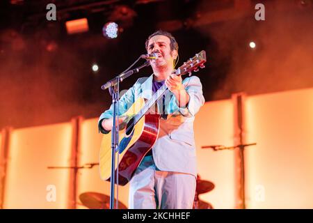 Colapesce Dimartino se présente en direct pour le domaine Sforzesca au Castello Sforzesco sur 21 juillet 2021 à Milan, en Italie. (Photo par Alessandro Bremec/NurPhoto) Banque D'Images