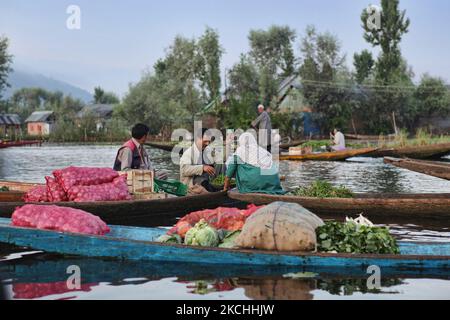 Marchands et acheteurs au marché de légumes flottant sur le lac Dal à Srinagar, Cachemire, Inde, sur 26 juin 2010. (Photo de Creative Touch Imaging Ltd./NurPhoto) Banque D'Images