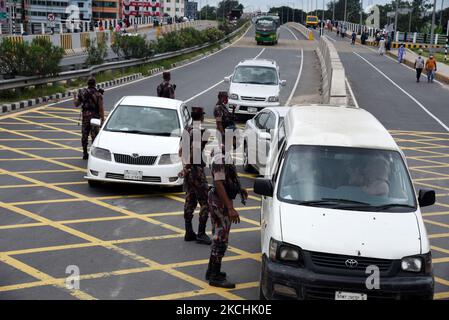 Le personnel des gardes-frontières du Bangladesh patrouille dans la rue à un point de contrôle pendant le confinement rigoureux du coronavirus Covid-19 à Dhaka, au Bangladesh, sur 23 juillet 2021. Les autorités bangladaises ont imposé le confinement total à l'échelle nationale pendant deux semaines, en raison de l'augmentation des infections à coronavirus et des décès liés au coronavirus dans le pays. (Photo par Mamunur Rashid/NurPhoto) Banque D'Images