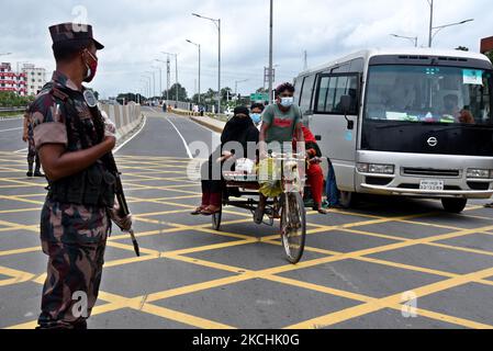 Le personnel des gardes-frontières du Bangladesh patrouille dans la rue à un point de contrôle pendant le confinement rigoureux du coronavirus Covid-19 à Dhaka, au Bangladesh, sur 23 juillet 2021. Les autorités bangladaises ont imposé le confinement total à l'échelle nationale pendant deux semaines, en raison de l'augmentation des infections à coronavirus et des décès liés au coronavirus dans le pays. (Photo par Mamunur Rashid/NurPhoto) Banque D'Images