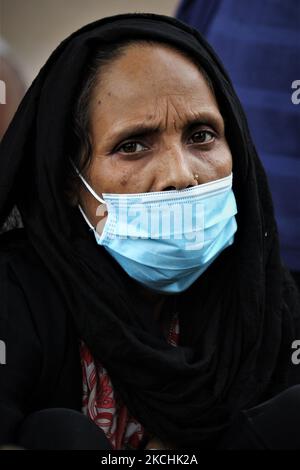 Une femme réagit à l'appareil photo alors qu'elle se trouve dans la rue pour le transport alors qu'elle se rendit à Dhaka après la célébration d'Eid-UL-Adha depuis sa ville natale, au cours de la première journée de confinement à Dhaka, au Bangladesh, sur 23 juillet 2021. Confinement à l'échelle nationale imposé par le gouvernement bangladais après un séjour de 14 jours à Eid-UL-Adha sur 23 juillet Till 05 août, dans un contexte d'augmentation des infections à coronavirus et de décès liés au coronavirus dans le pays. (Photo de Syed Mahamudur Rahman/NurPhoto) Banque D'Images