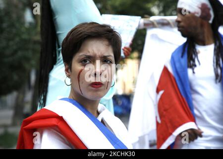 Les New-Yorkais cubains manifestent en faveur de ceux qui luttent pour libérer leur pays de plusieurs décennies de tyrannie, devant les Nations Unies sur 23 juillet 2021 à New York, aux États-Unis. Les manifestations deviennent de plus en plus violentes alors que Cuba connaît des pénuries de nourriture et de médicaments au sein d'un gouvernement répressif. (Photo de John Lamparski/NurPhoto) Banque D'Images