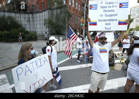 Les New-Yorkais cubains manifestent en faveur de ceux qui luttent pour libérer leur pays de plusieurs décennies de tyrannie, devant les Nations Unies sur 23 juillet 2021 à New York, aux États-Unis. Les manifestations deviennent de plus en plus violentes alors que Cuba connaît des pénuries de nourriture et de médicaments au sein d'un gouvernement répressif. (Photo de John Lamparski/NurPhoto) Banque D'Images