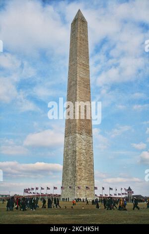 Touristes au Washington Monument près de l'extrémité ouest du centre commercial national à Washington, D.C., États-Unis, sur 20 janvier 2009. Le Washington Monument a été construit pour commémorer le premier président des États-Unis, le général George Washington, et est fait de marbre, de granit et de grès, est à la fois la plus grande structure de pierre du monde et l'obélisque le plus haut du monde, se tenant à 555 pieds (169,294 mètres). (Photo de Creative Touch Imaging Ltd./NurPhoto) Banque D'Images