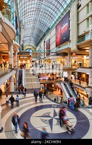 Clients au Centre Eaton, centre-ville de Toronto, Ontario, Canada, on 24 février 2013. Le Centre Eaton est l'un des plus grands centres commerciaux du Canada et est populaire auprès des touristes qui visitent Toronto. (Photo de Creative Touch Imaging Ltd./NurPhoto) Banque D'Images